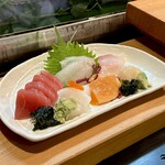 寿し辰 - お刺身盛り合わせ
      カンパチ、ヒラメ、バチ、ホタテ、サーモン、タルイカ♪
      ヒラメとカンパチが特においしかった♡(*´༥`*)ｳﾏ~
