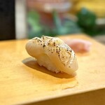 寿し辰 - 炙り帆立貝柱
      Mugのリクエスト、帆立もまたメイラード反応でおいしくなるよね〰️♡(*´ω`*)