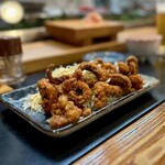 寿し辰 - ゲソ唐揚げ
      寿し辰っつぁんで最初のビールにぴったりなのがコレですよ〜、衣がザックザクのゲソ唐です♪