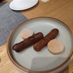 フィエルテ - 椎茸、長ネギ、卵黄のエクレ仕立て、あん肝と焦がし葱のカナッペ