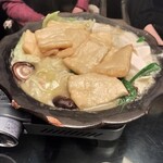 鶏匠 たけはし - 油揚げ、鶏肉やつみれの入った鍋。スープが美味しい