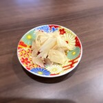 かつ丼 桜花 - しかも漬物がガリ！このガリもまた酸味が絶妙過ぎて