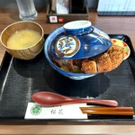 かつ丼 桜花 - この蓋からはみ出してるビジュアルもたまらない（笑）