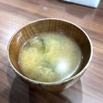 かつ丼 桜花 - 「鳴門海峡産の塩蔵ワカメ」の食感がたまらない！計算された出汁感も良い味噌汁