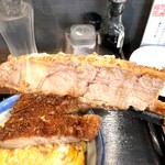 かつ丼 桜花 - お肉は繊細で、とても柔らかい