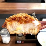 かつ丼 桜花 - 塩で食べるとより脂の上品な甘みがたまらない
