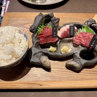 馬刺しと焼き鳥 グルマン三年坂 - 