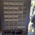 Crazy Jenny - 行列に並ぶ前に店内で食券を購入します♪