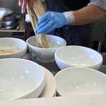 Crazy Jenny - 麺線をそろえているところです！