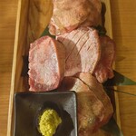 焼肉 一心たん助 - 最初の盛り合わせ