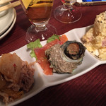 スタンドあじと - 今日のオススメ3種盛480円～豚キムチ風だけど、辛くない＋サザエだけど洋風＆殻の下にサーモン+玉子たっぷりポテサラ