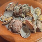 炉端バル さま田 - あさりの白ワイン蒸し