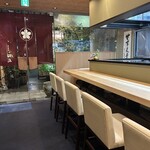 高麗橋桜花 - 天然木の一枚板のカウンター席。料理の出来るませのライブ感と店主との会話でより一層お料理がひきたちます