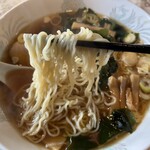 龍華園 - ラーメンの麺をリフトアップ！
