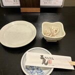 炭火活烹三是 - お通しと取り皿と割り箸