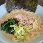くいしんぼう - ｢家系ラーメン｣[750円]税込(麺→固め 味→普通 脂→少なめ)！