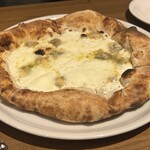 Pizza.肉.ワイン.イルフォルノドーロ - 外側まで、柔らかくてもっちり　美味しい