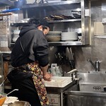 Pizza.肉.ワイン.イルフォルノドーロ - オーナーのピザを作る姿