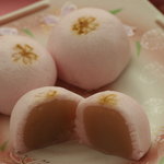 又一庵 - 料理写真:山芋を使ったしっとりの皮で、ほのかな桜の香りの桜餡を包みました。季節限定お勧め商品