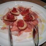 Trattoria&Pizzeria LOGIC - イタリア産　生ハムとトマトのブルスケッタ
            