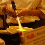 ガスバーナーで炙っている様子を見ることができます。