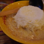 チーズラーメン\930。スープはミソ味のような、とんこつベース。