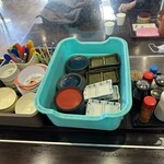 武蔵野うどん きやんち - 【2025.12.6(土)】店内にある調味料と食器