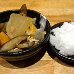 とさか - 「お通し」（319円）は、筑前煮と、おかわり自由の大根おろし