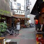 とさか - 店は川口駅東口から歩いて３分ほどの路地の中にある。