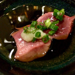 布上・鶏レバーの炙り
          ごま油のタレに薬味は小葱とおろしニンニク