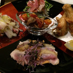 布上・おつまみ盛合せ¥1,500
          絵に描きたくなるような美しさ
          見た目だけでなく皆おいしい。酒が進みます。