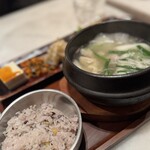 タッカンマリ＆ダッカルビ専門店 ハルハンマリ - 