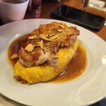 美味卵家 - ポークソテーにんにくバターしょうゆのせ（オムライス）