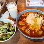 HATONOMORI - サイドメニューのサラダとラッシー