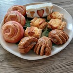 アンヴェイ カフェ - 食後にテイクアウト♫フルーツサンド270円でそれ以外のプチパンいずれも3円⁄g✨✨手前からイタリア栗のコーヒーデニッシュ、いちごミルクパン、NYチーズデニッシュ計221g♫こんなにたくさん800円程…