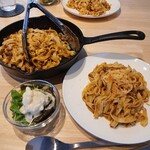 アンヴェイ カフェ - サラダはサービス♡お手製のドレッシング2種類✨✨パスタの量がすごくて、冷めないよう3回ずつ取り分けました笑