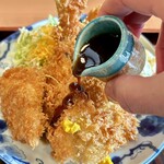 海鮮句菜 三楽 - ソースを掛け