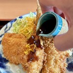 海鮮句菜 三楽 - ソースを回し掛け