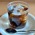 海鮮句菜 三楽 - 食後のアイスコーヒーを楽しむ