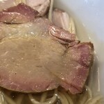 Crazy Jenny - つけ汁の中に入ってるチャーシューは廻りを食紅で色付けした「つるし焼き」でした！