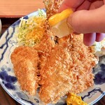 海鮮句菜 三楽 - レモンを絞り