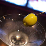 バー シェフテンダー - 大振りなオリーブを噛み締めたところに、マティーニをくいっと