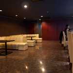 バー シェフテンダー - ラウンジのようなソファー席が特徴。色イメージは、ブラック＆クリスタル