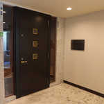 バー シェフテンダー - エレベーターを下りて右手。シンプルな外観、大きな扉が非日常への誘い
