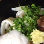 手打うどん 三徳 - 2014.10.12(日)14時　かけうどん250円と温かい山かけ肉ぶっかけ小670円　美味しい！
