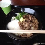 手打うどん 三徳 - 2014.10.12(日)14時　かけうどん250円と温かい山かけ肉ぶっかけ小670円　美味しい！