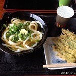 手打うどん 三徳 - 2014.10.12(日)14時　かけうどん250円と温かい山かけ肉ぶっかけ小670円　美味しい！