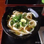 手打うどん 三徳 - 2014.10.12(日)14時　かけうどん250円と温かい山かけ肉ぶっかけ小670円　美味しい！