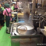 手打うどん 三徳 - 2014.10.12(日)14時　かけうどん250円と温かい山かけ肉ぶっかけ小670円　美味しい！