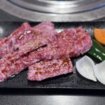 焼肉 雷 - カルビ定食メインとワカメスープとご飯